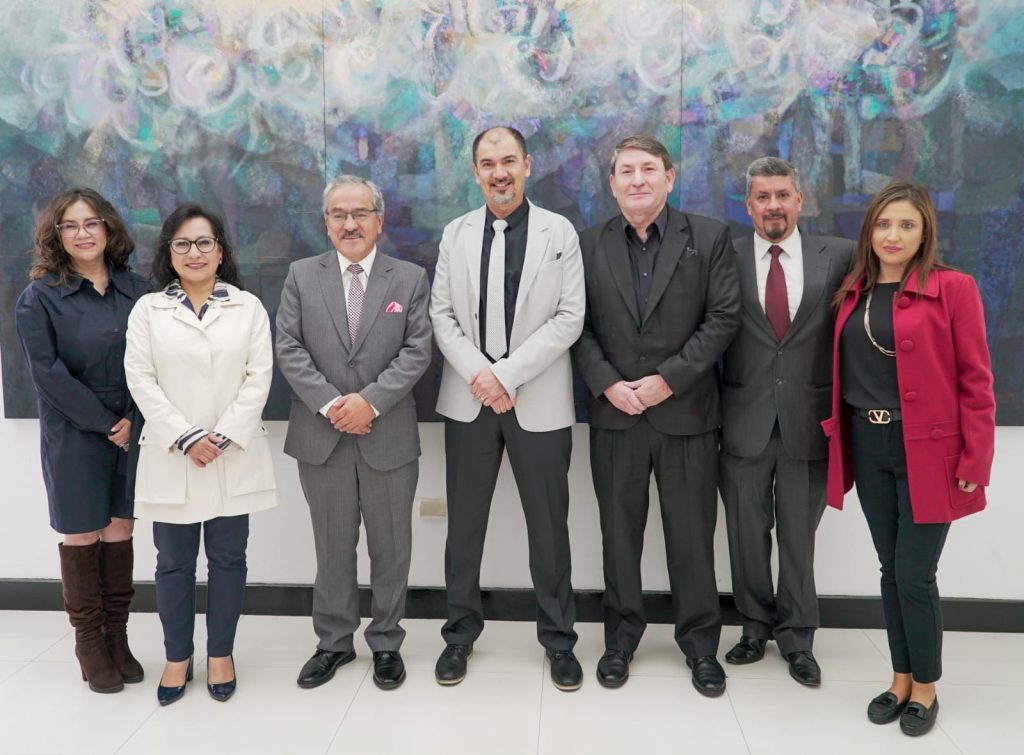 Autoridades de la Universidad de Cuenca y de la Facultad de Filosofía y Ciencias Humanas de la Universidad del Azuay.