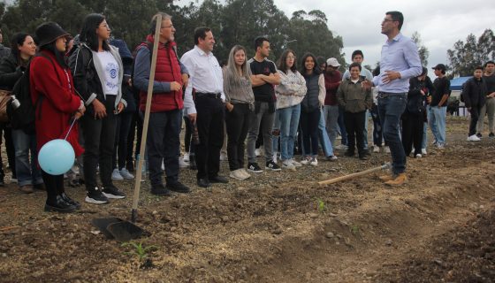 El docente de la Facultad de Ciencias Agropecuarias, Andrés Arciniegas, durante la presentación de la Huerta UCuenca, en el Campus Balzay.
