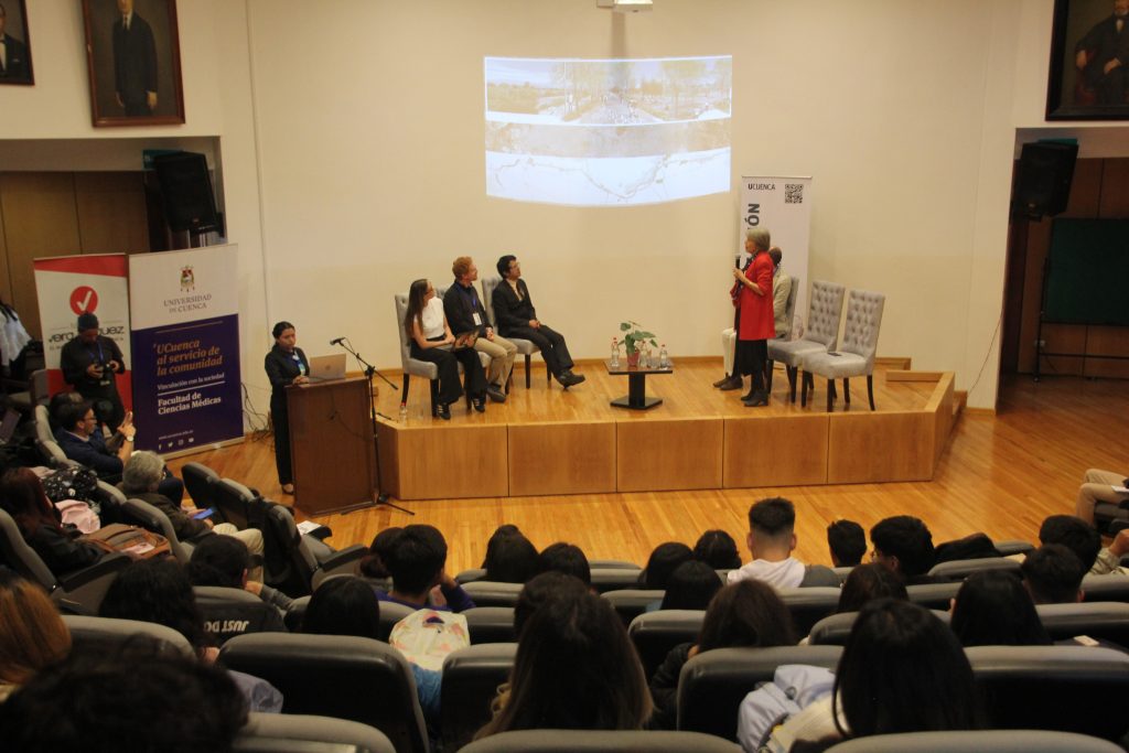 charla con la temática Investigación científica y territorio.