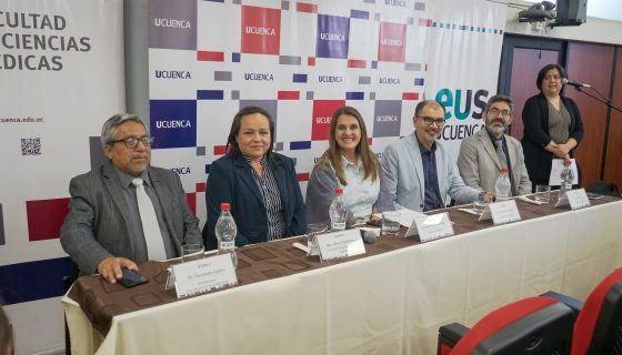 Autoridades UCuenca durante inauguración de la Clínica de Simulación en Ciencias de la Salud