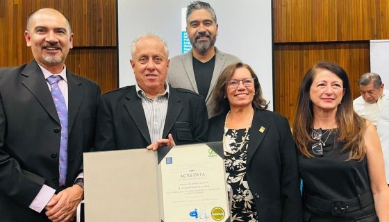 El vicerrector académico de la UCuenca, Juan Leonardo Espinoza, y el decano de la Facultad de Arquitectura y Urbanismo, Alfredo Ordóñez, junto a representantes de la acreditadora internacional en México.